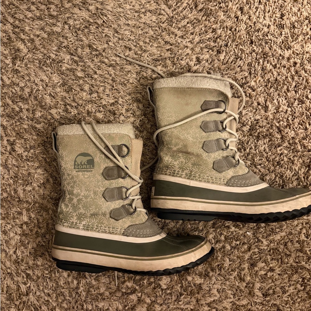 Sorel women’s Snow Boots - Olive and Beige
